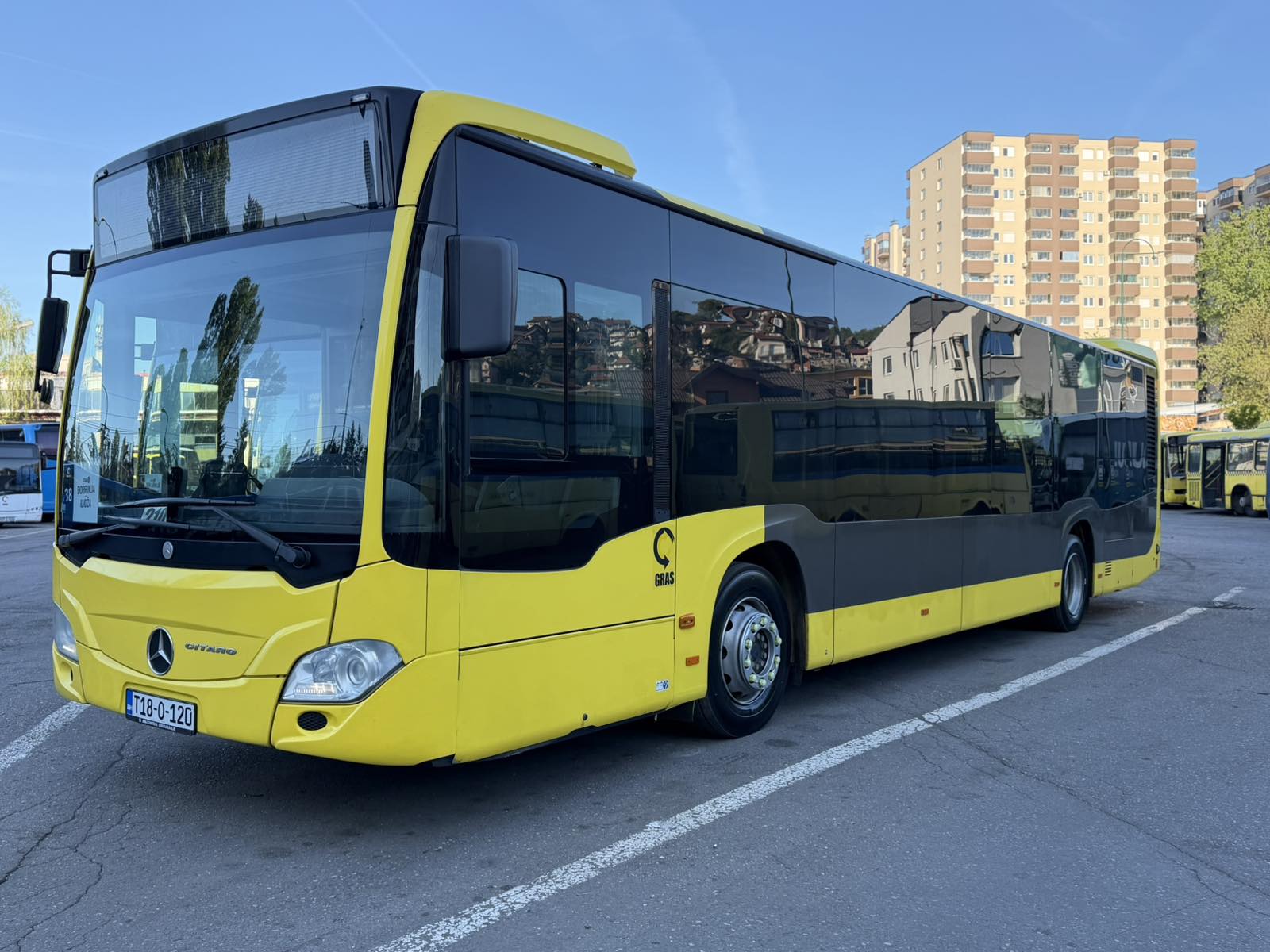 mercedes bus gras foto vlada ks apr 2026